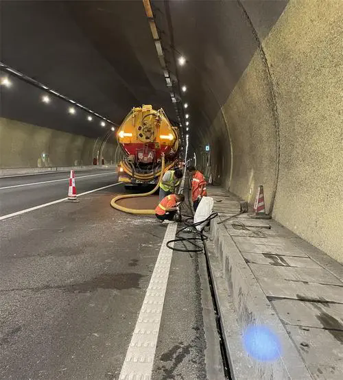 酉阳隧道排水渠清淤